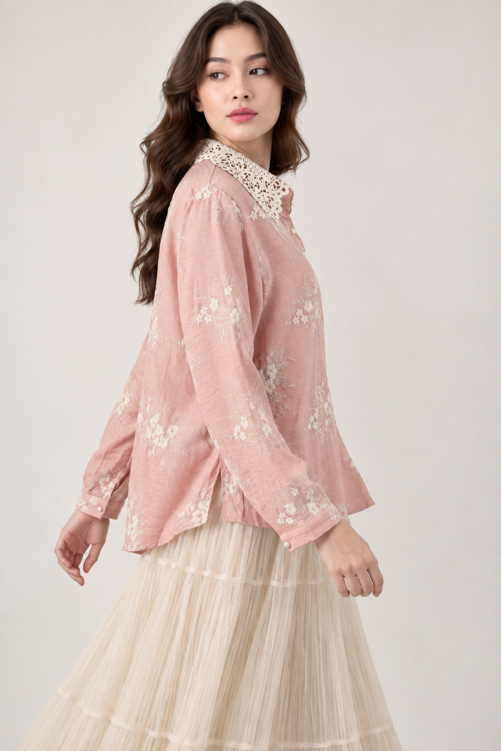 SOMERSET BAY - Lace-Collar Embroidered Blouse